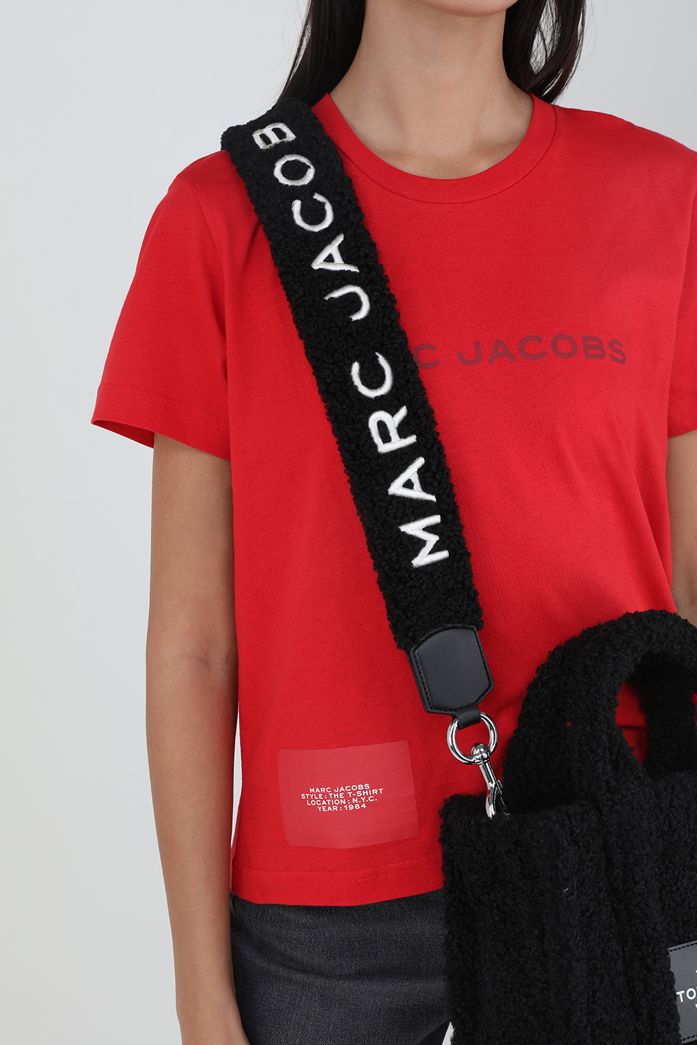 תמונת כל הלוק של רצועה לתיק עם שם המותג